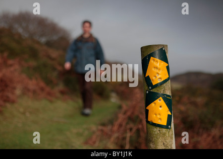 Walker sur la piste au Pays de Galles avec signalisation Banque D'Images