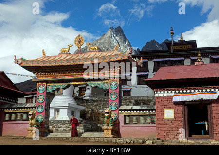 Le Népal, Everest, Région de la vallée de Khumbu. Un moine sort par la porte principale de la Tengboche monastère bouddhiste, un populaire Banque D'Images