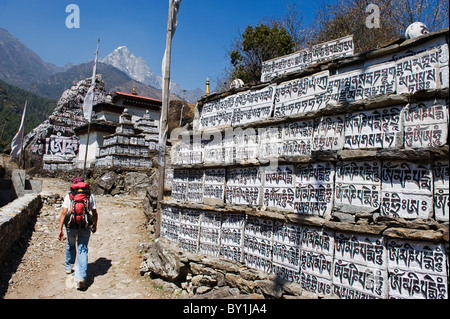 L'Asie, Népal, Himalaya, parc national de Sagarmatha, Région de l'Everest Solu Khumbu, UNESCO World Heritage, mani stone, randonneur Banque D'Images