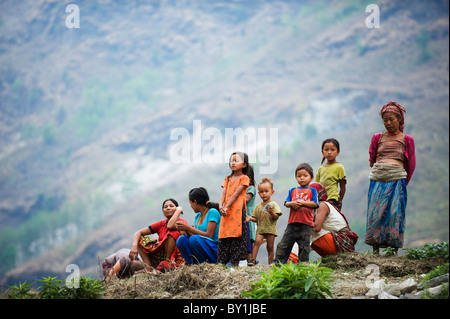 Les populations locales vivant sur la Bhote Kosi, Vallée de Katmandou, Népal Banque D'Images