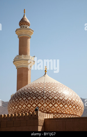 Oman, Nizwa. Le célèbre dôme et minaret de la mosquée de Nizwa sont souvent utilisés pour symboliser l'Oman. Montré ici avec la nouvelle terre cuite Banque D'Images