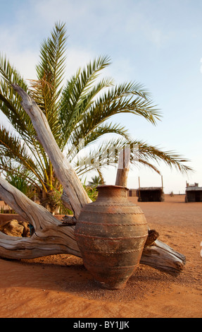 Oman, Wahiba Sands. Un cache-pot dans le Desert Camp nomade. Banque D'Images