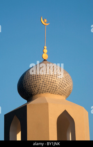 Oman Jabal Akdhar. Un minaret dans la lumière du soir. Banque D'Images