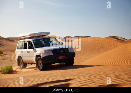 Oman, quart vide. La conduite par les vastes dunes du quart vide. Banque D'Images