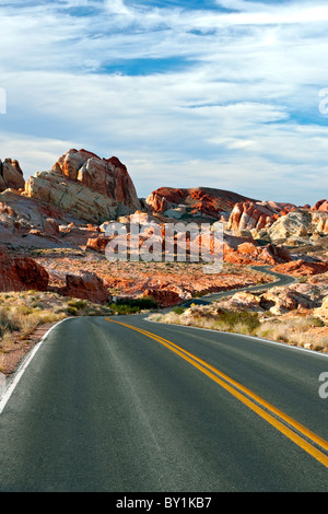 La pittoresque route 169 offre une vue exceptionnelle de la paysage de grès dans le Nevada's Valley of Fire State Park. Banque D'Images