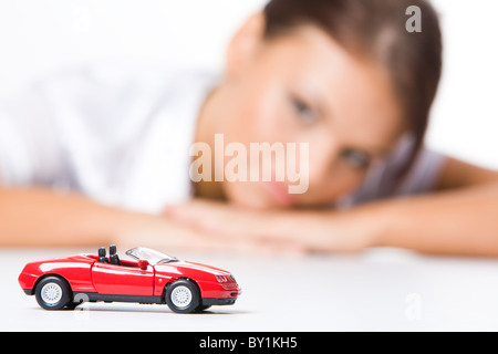 Petite voiture rouge sur fond de couple il Banque D'Images