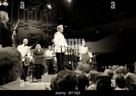 Owain Arwel Hughes la conduite de l'Last Night of the Proms, St Davids Hall, Cardiff. Banque D'Images