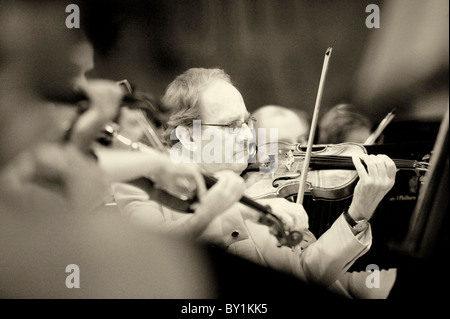 L'exécution de violoniste au Welsh Proms, St Davids Hall, Cardiff. Banque D'Images