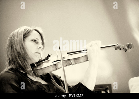 L'exécution de violoniste au Welsh Proms, St Davids Hall, Cardiff. Banque D'Images