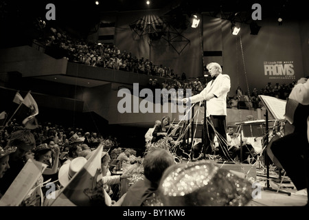 Owain Arwel Hughes la conduite de l'Last Night of the Proms, St Davids Hall, Cardiff. Banque D'Images