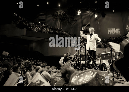 Owain Arwel Hughes la conduite de l'Last Night of the Proms, St Davids Hall, Cardiff. Banque D'Images