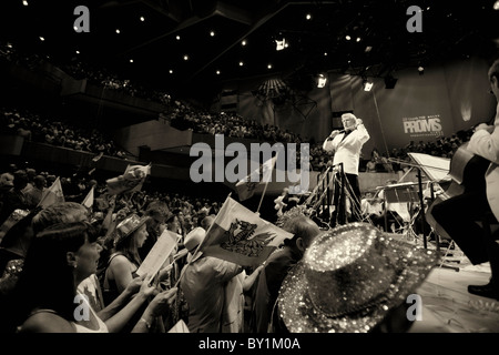 Owain Arwel Hughes la conduite de l'Last Night of the Proms, St Davids Hall, Cardiff. Banque D'Images