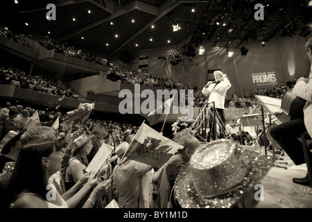 Owain Arwel Hughes la conduite de l'Last Night of the Proms, St Davids Hall, Cardiff. Banque D'Images