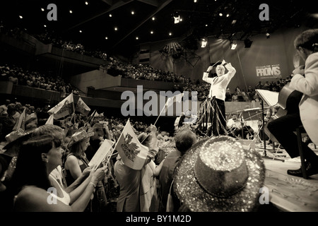 Owain Arwel Hughes la conduite de l'Last Night of the Proms, St Davids Hall, Cardiff. Banque D'Images