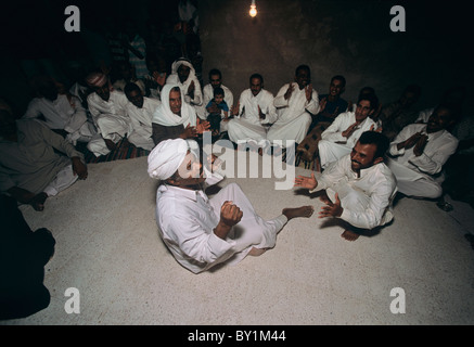 Contes traditionnels bédouins dans la forme de la danse au mariage. El Tur, péninsule du Sinaï, Égypte Banque D'Images