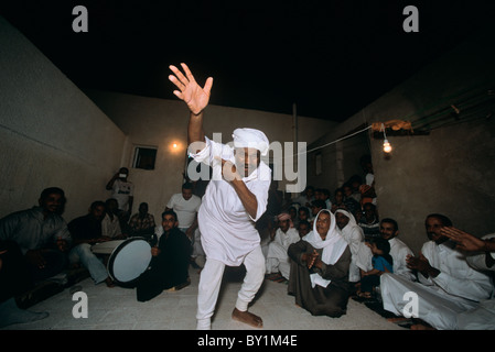 Contes traditionnels bédouins dans la forme de la danse au mariage. El Tur, péninsule du Sinaï, Égypte Banque D'Images