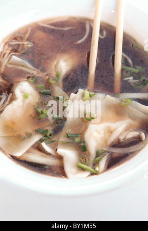 La soupe Miso japonaise avec des boulettes Banque D'Images