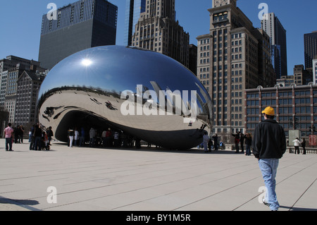 Cloud Gate, ou le bean, dans le Millennium Park de Chicago attire les foules Banque D'Images