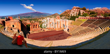 Avec l'amphithéâtre grec de Taormina Etna en Sicile, la distance Banque D'Images