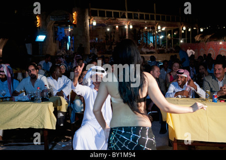 Danseuse du Ventre professionnelle depuis Beyrouth divertit les clients assistant à la célébration de mariages bédouins traditionnels. El Tur, Sinaï, Égypte Banque D'Images