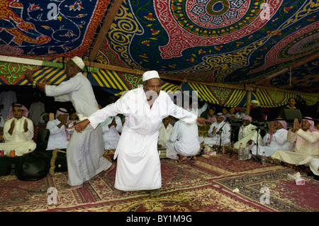 Vous célébrer avec la danse au cours d'une célébration de mariage bédouin traditionnel. El Tur, péninsule du Sinaï, Égypte Banque D'Images