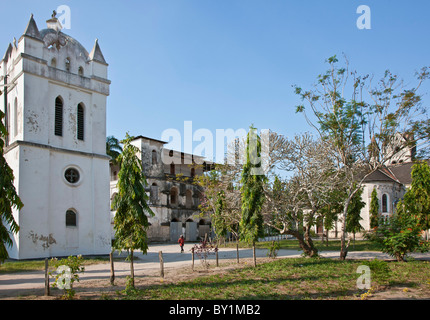 Le Saint-esprit Mission catholique à Bagamoyo avec l'ancienne chapelle où les restes de David Livingstone ont été portées sur la gauche, Banque D'Images