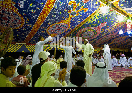 Vous célébrer avec la danse au cours d'une célébration de mariage bédouin traditionnel. El Tur, péninsule du Sinaï, Égypte Banque D'Images