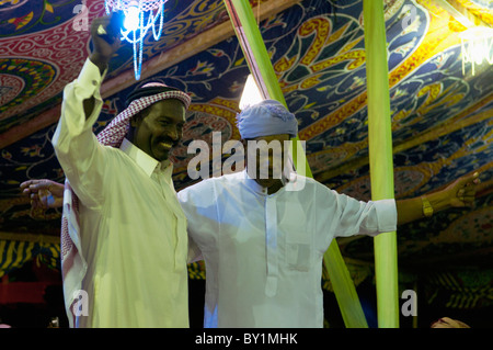 Vous célébrer avec la danse au cours d'une célébration de mariage bédouin traditionnel. El Tur, péninsule du Sinaï, Égypte Banque D'Images