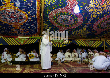 Vous célébrer avec la danse au cours d'une célébration de mariage bédouin traditionnel. El Tur, péninsule du Sinaï, Égypte Banque D'Images