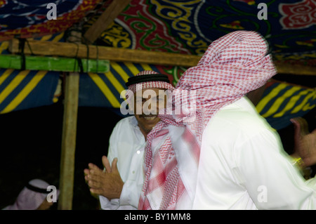 Vous célébrer avec la danse au cours d'une célébration de mariage bédouin traditionnel. El Tur, péninsule du Sinaï, Égypte Banque D'Images