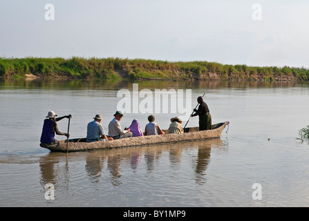 Le canotage et l'observation des oiseaux sur la rivière Kilombero près d'Ifakara. Cette rivière est un affluent important du fleuve Rufiji. Banque D'Images