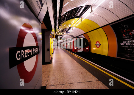 La station de métro Green Park Jubilee Line plate-forme, Londres, Angleterre, Royaume-Uni Banque D'Images