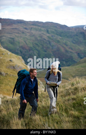 Le Nord du Pays de Galles, Snowdonia. L'homme et la femme randonnée sur les flancs du Mont Snowdon. (MR) Banque D'Images