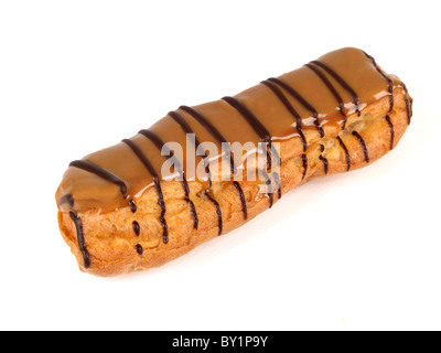 Éclairs Café fraîchement cuits gâteaux Dessert contre un fond blanc isolé avec copie Espace, un chemin de détourage et aucun peuple Banque D'Images