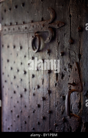 Ferme Gilar, Snowdonia, Nord du Pays de Galles. Constellé d'origine porte avant de cette ferme gallois traditionnel construit en 1623. Banque D'Images