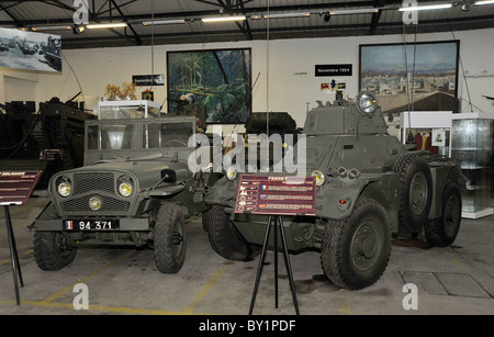 Le Français Delahaye jeep blindée britannique et véhicule des furets exposés au musée des blindés de Saumur Banque D'Images