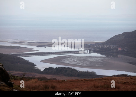 Walker à Barmouth - maisons en bord de mer paysage Banque D'Images