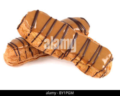 Éclairs Café fraîchement cuits gâteaux Dessert contre un fond blanc isolé avec copie Espace, un chemin de détourage et aucun peuple Banque D'Images