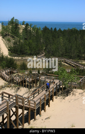 Woman walking dog Indiana Dunes National Lakeshore Banque D'Images