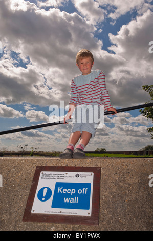 Un modèle publié cheeky boy enfreint les règles à Walberswick , Suffolk , Bretagne , France Banque D'Images