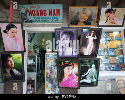 Magasins de vente de posters et cartes postales à Dalat, Vietnam Banque D'Images