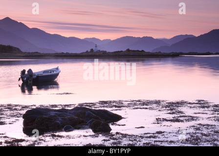 Un bateau au mouillage à Isle Ornsay sur l'île de Skye, comme l'aube sur le Knoydart Montagne Banque D'Images