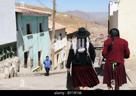 Deux femmes marchant le long d'une rue de Potosi, Bolivie Banque D'Images