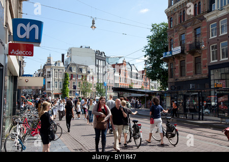 Rue animée à Amsterdam à l'été Banque D'Images