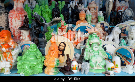 L'iconographie religieuse et politique en vente dans un magasin à la montagne de Marbre grottes religieuses, Danang, Vietnam Banque D'Images