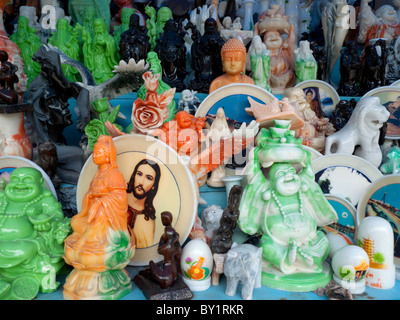 L'iconographie religieuse et politique en vente dans un magasin à la montagne de Marbre grottes religieuses, Danang, Vietnam Banque D'Images