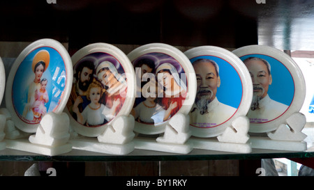 L'iconographie religieuse et politique en vente dans un magasin à la montagne de Marbre grottes religieuses, Danang, Vietnam Banque D'Images