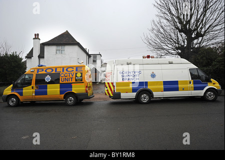 Les véhicules de la police à l'extérieur 17 Dorset Street Bexhill, l'accueil de Peter Bick, victime de meurtre il a été trouvé mort à l'intérieur il y a 2 jours Banque D'Images