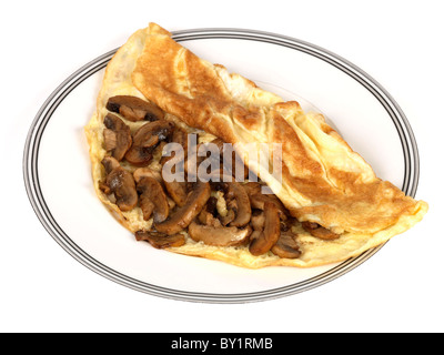 Frais sain omelette champignon servi sur un plateau isolé sur un fond blanc avec aucun peuple et un chemin de détourage Banque D'Images