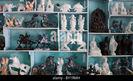 L'iconographie religieuse et politique en vente dans un magasin à la montagne de Marbre grottes religieuses, Danang, Vietnam Banque D'Images